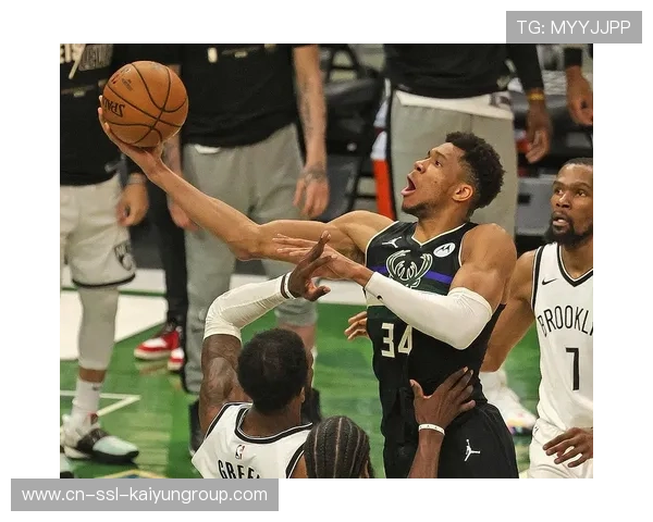 字母哥比赛后竟主动帮清理场地,被赞谦逊